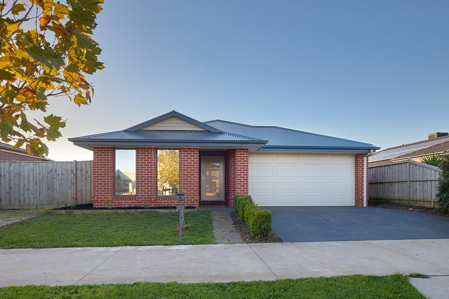 8 Paramount Drive, Warragul VIC