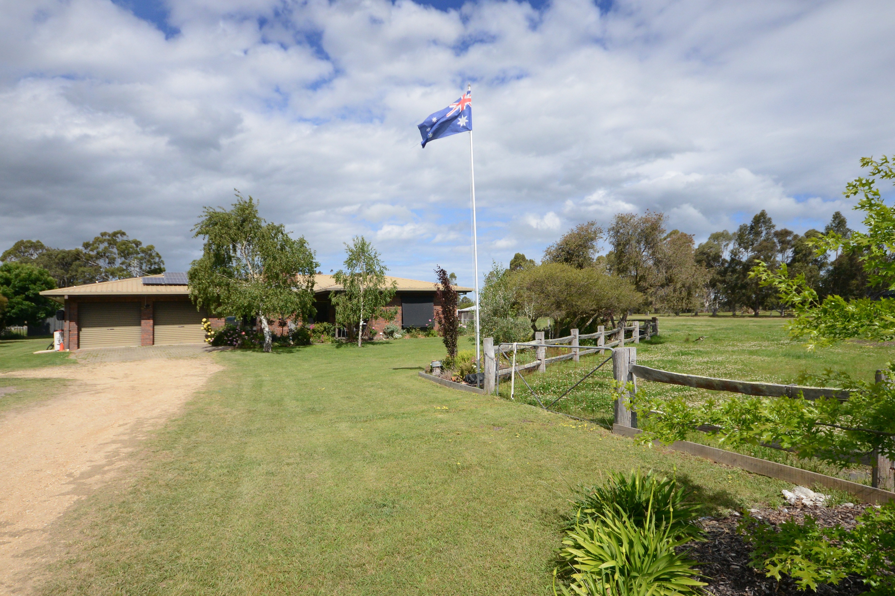 76 Hazeldene Crescent, Nicholson VIC