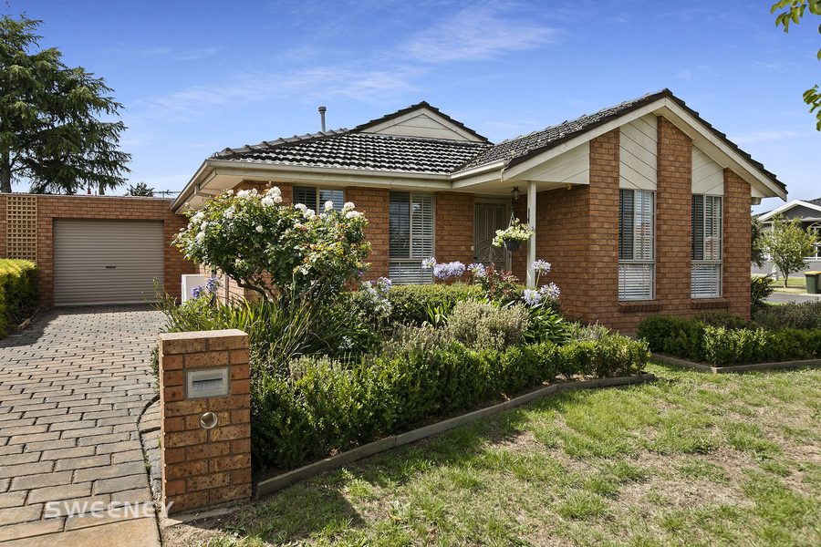 27 Saratoga Crescent, Keilor Downs VIC