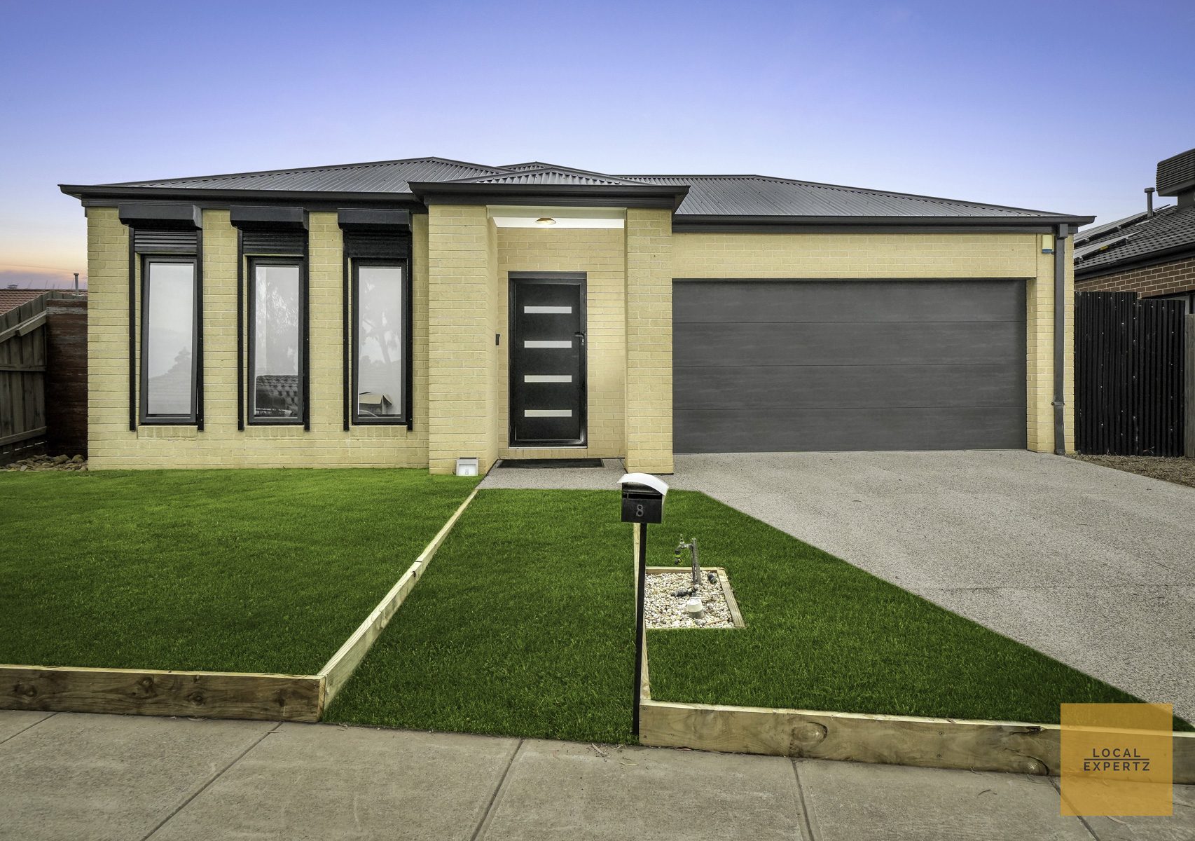 8 Cooloongup Crescent, Harkness, VIC — photo 1