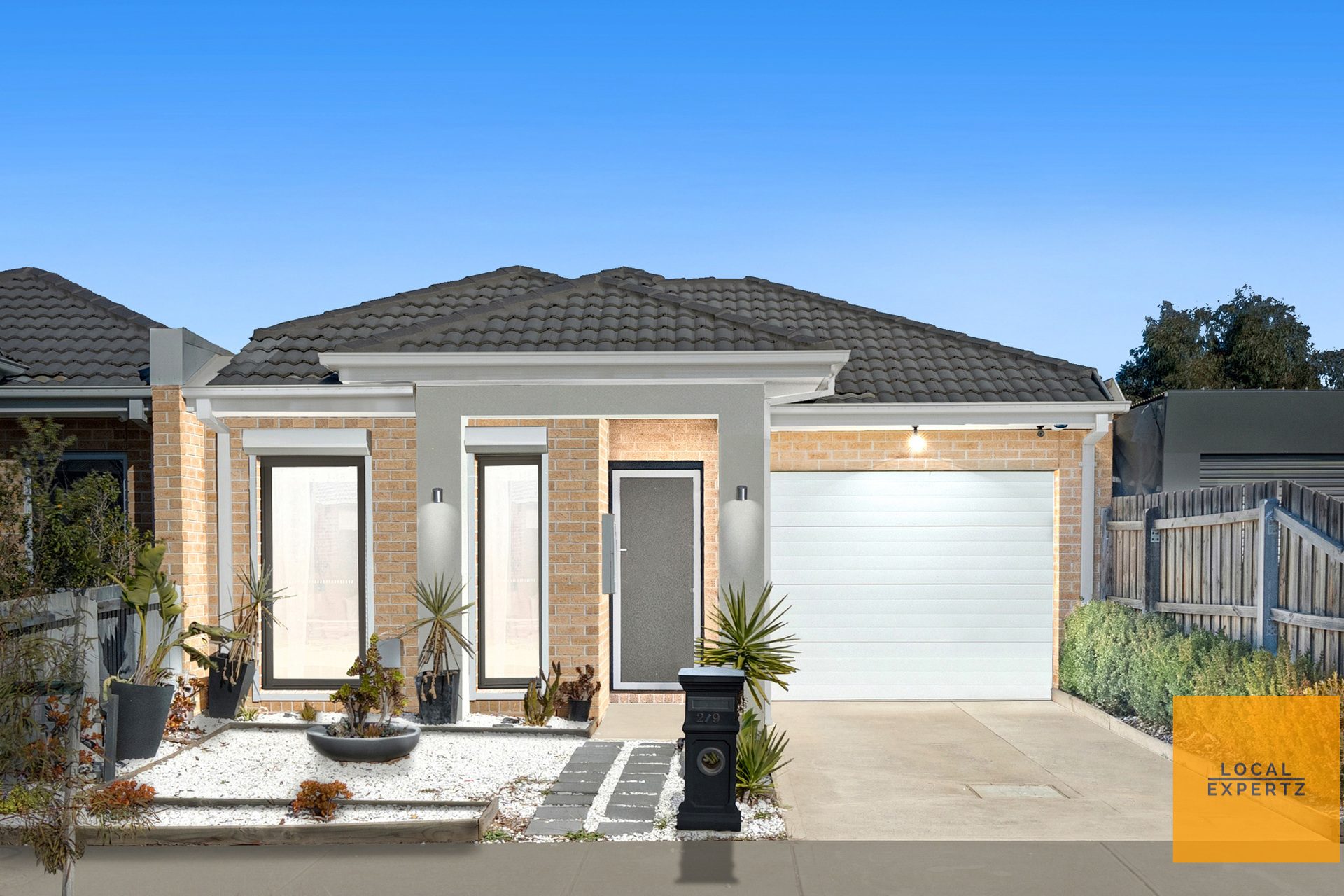 2/9 Cooloongup Crescent, Harkness, VIC — photo 1