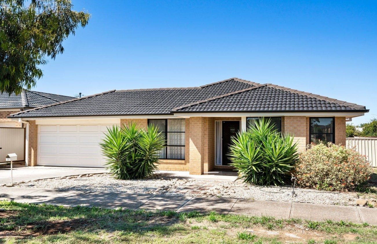 28 Mcburnie Drive, Kurunjang, VIC — photo 1