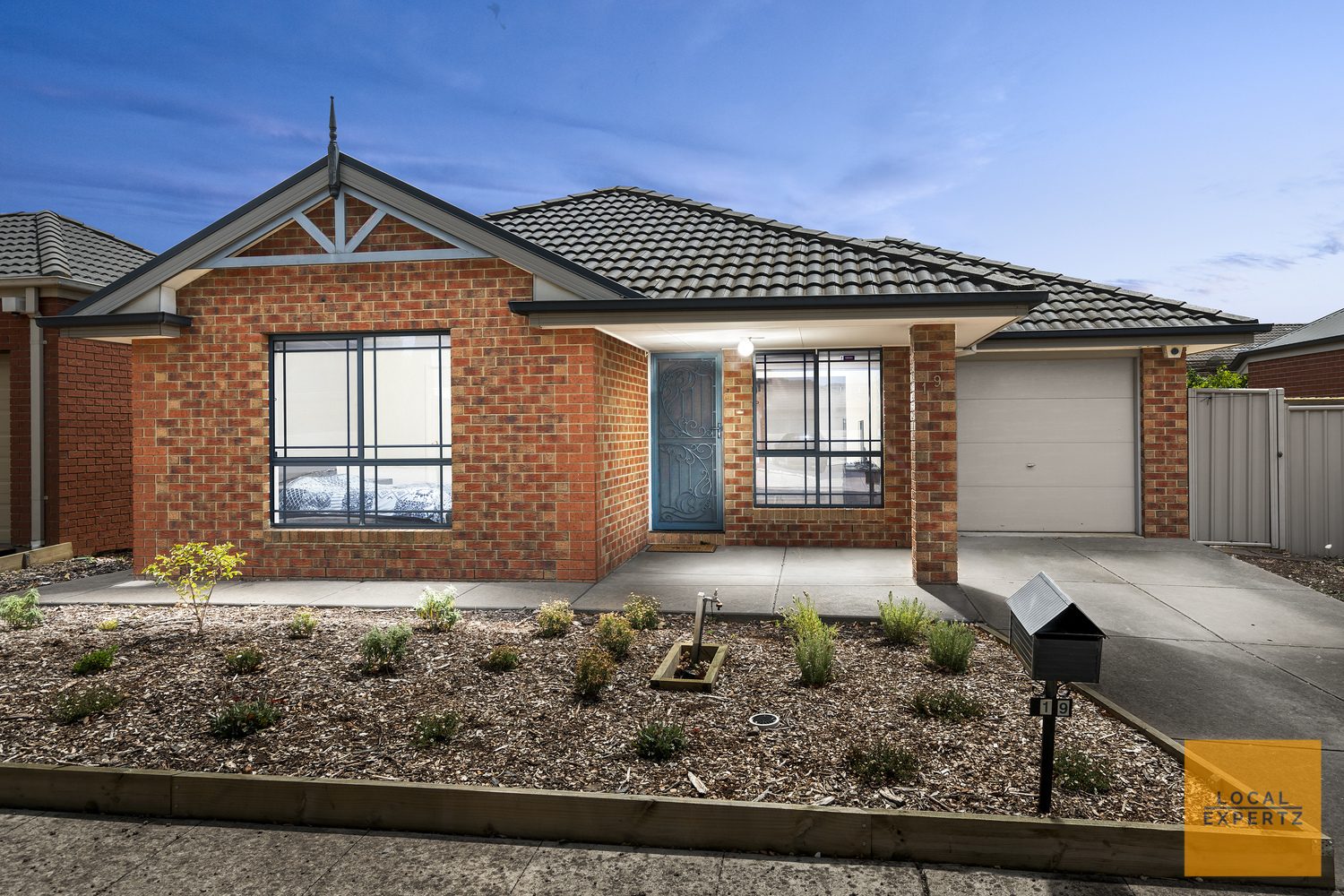 19 Gisborne Way, Caroline Springs, VIC — photo 1