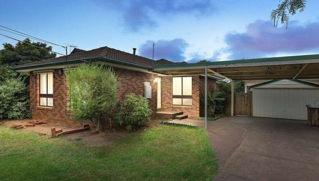 4 Moss Street, Melton South, VIC — photo 1