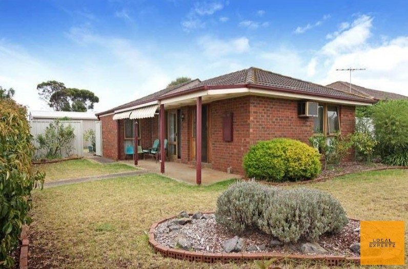 16 Dunvegan Drive, Kurunjang, VIC — photo 1