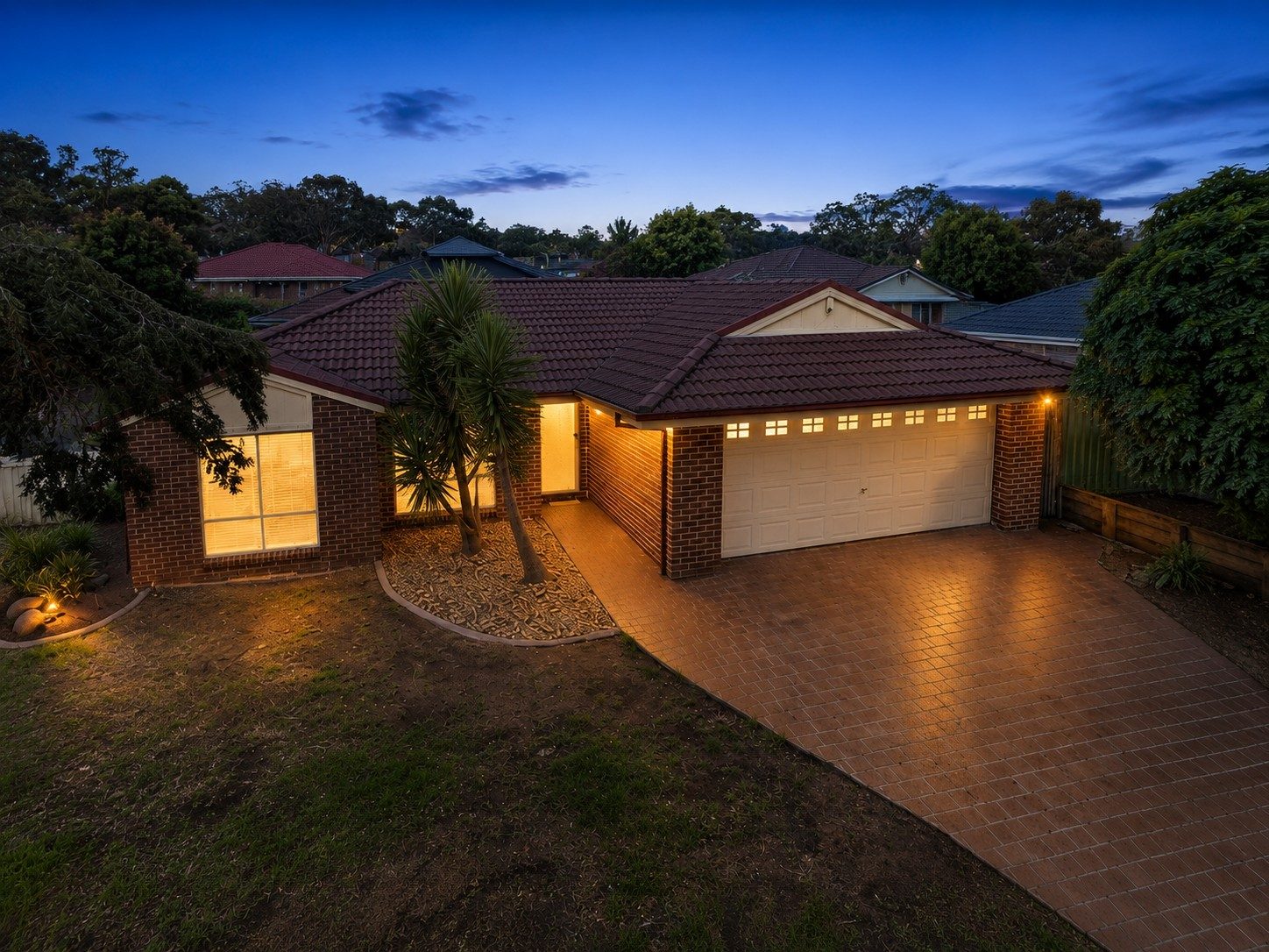 1 Ruthven Close, Hillside, VIC — photo 1