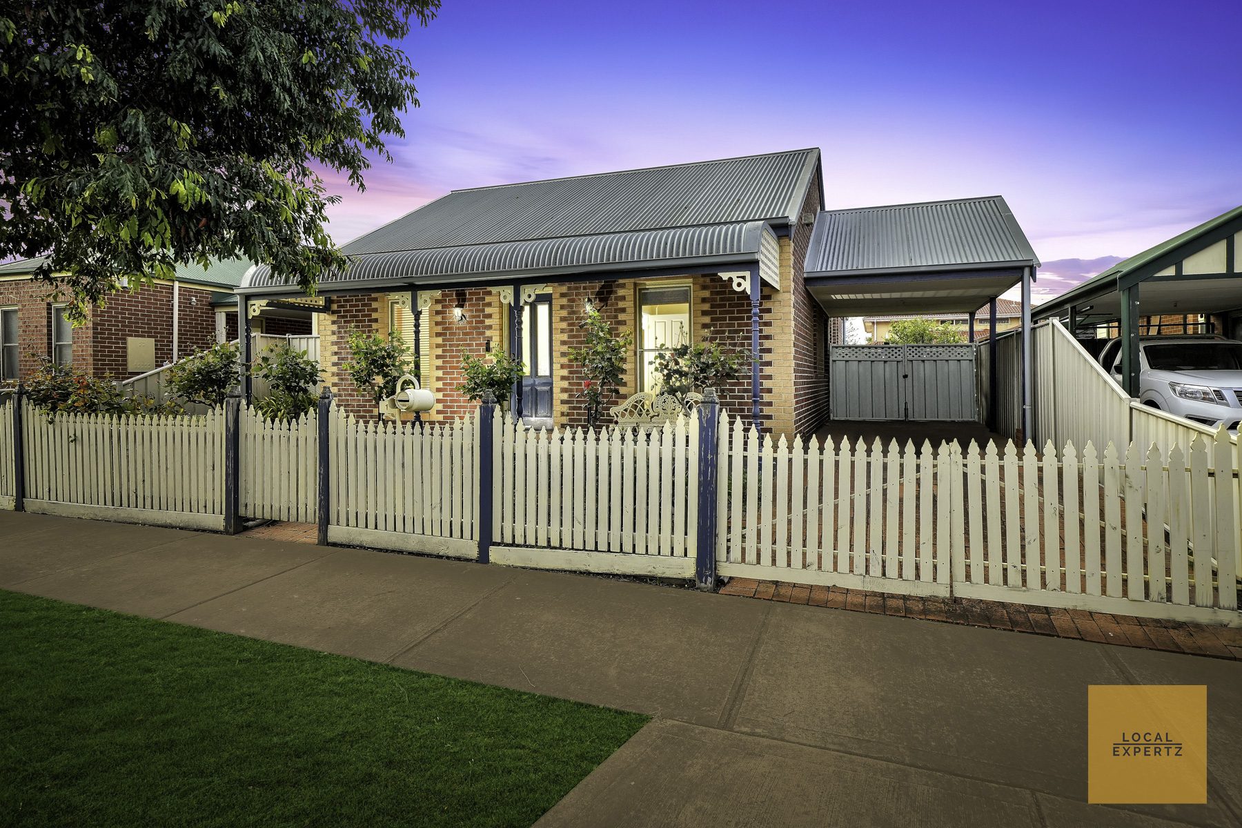 16 Maitland Place, Caroline Springs, VIC — photo 1
