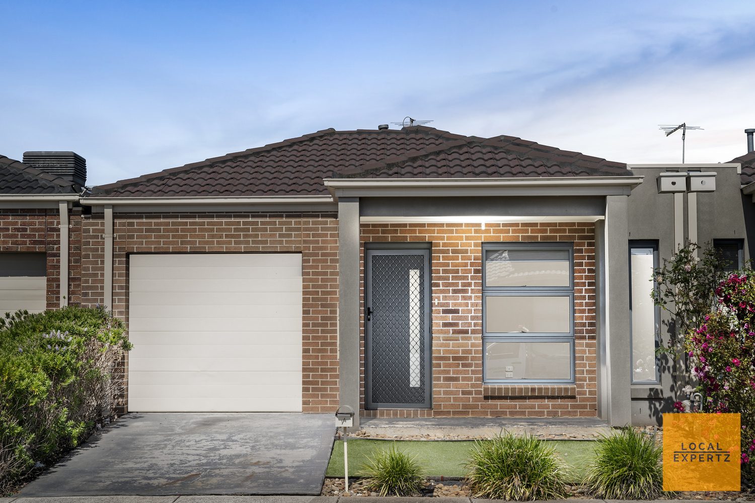 1/4 Starflower Way, Truganina, VIC — photo 1