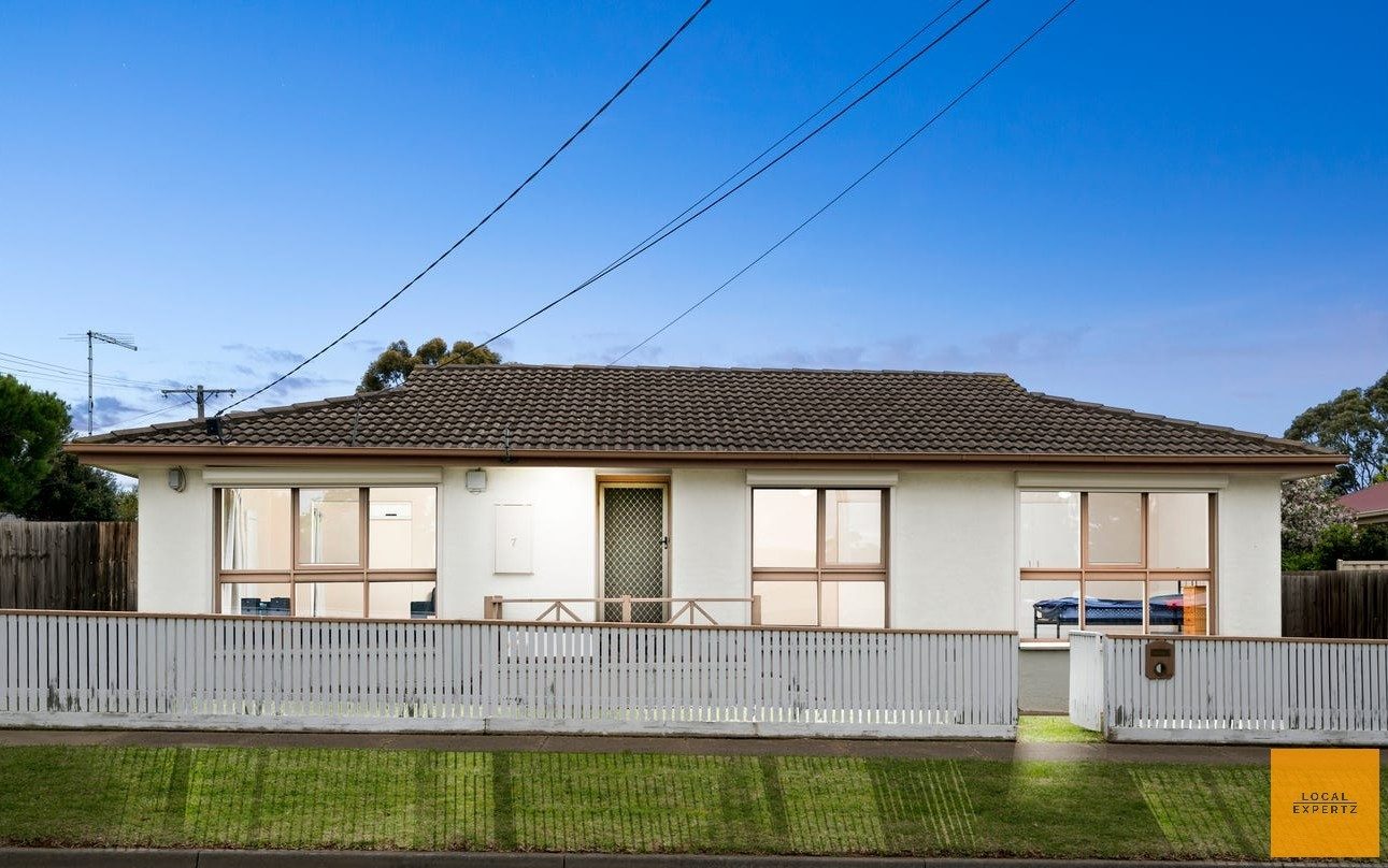 7 Quail Crescent, Melton, VIC — photo 1