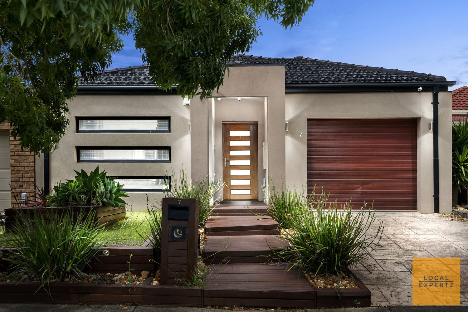 7 Huegill Drive, Burnside, VIC — photo 1