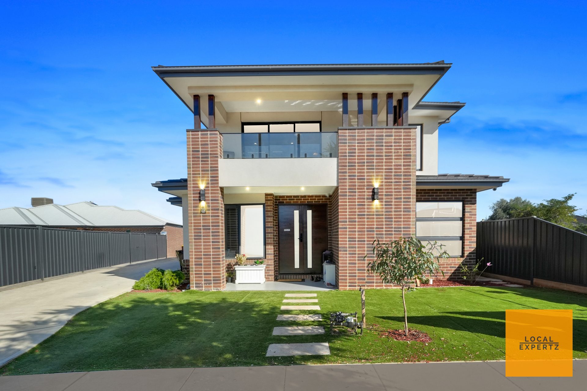 10 Cardigan Close, Melton South, VIC — photo 1