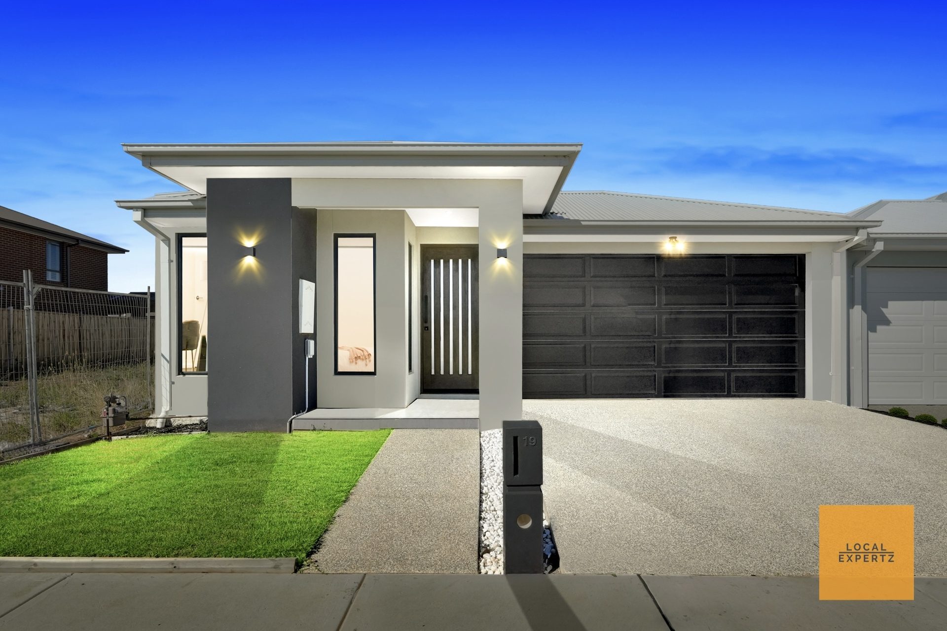 19 Skyline Road, Fraser Rise, VIC — photo 1