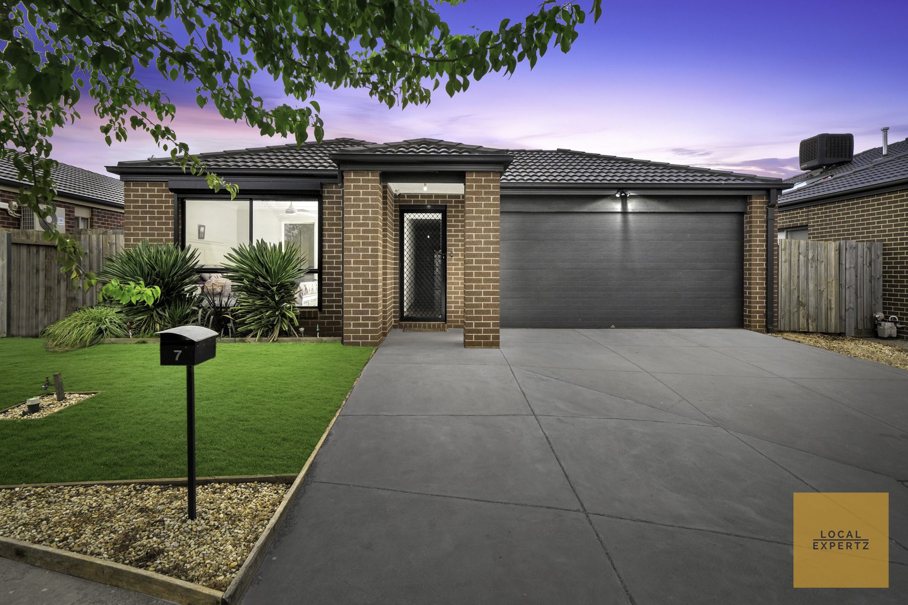 7 Clement Way, Melton South, VIC — photo 1