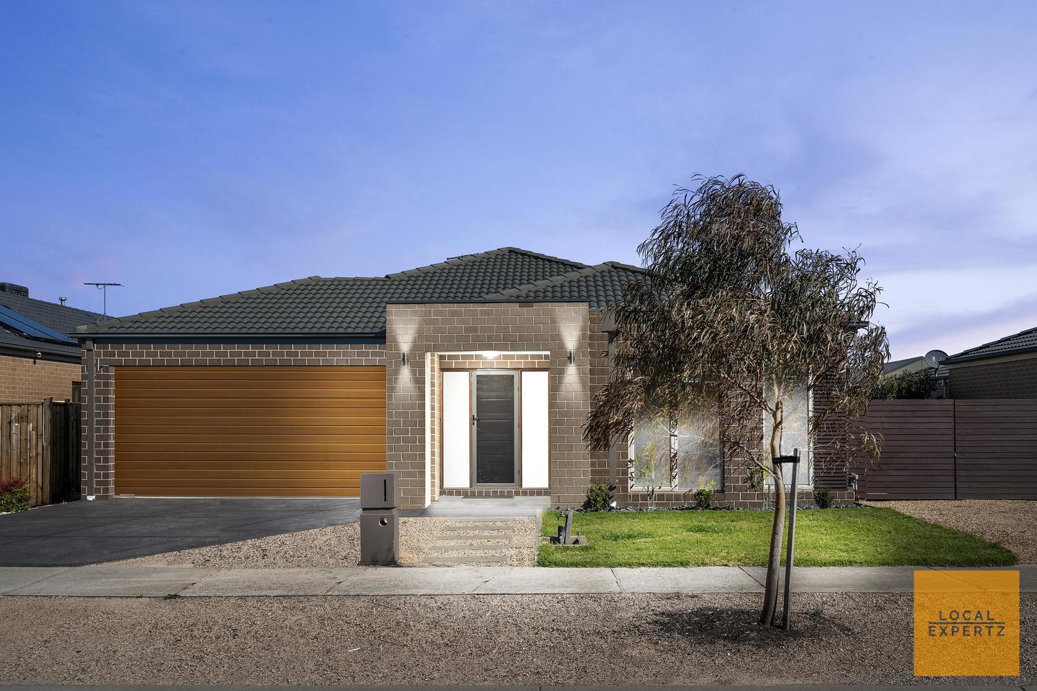 15 Moor Park Avenue, Harkness, VIC — photo 1